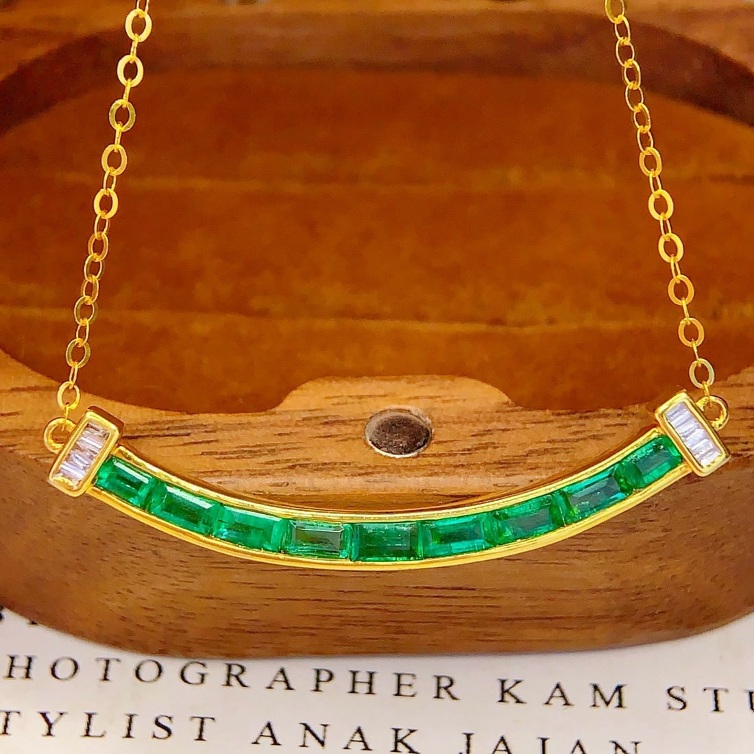 14k Gold 1.5 Ct Natural Emerald & Diamond Necklace: Ref:231190218 // gold content:14k gold // main gemstone:emerald // shape:rectangle // carat weight:1. 5ct // color:green // treatment:natural // // adjacent gemstone 2 : diamond // number of