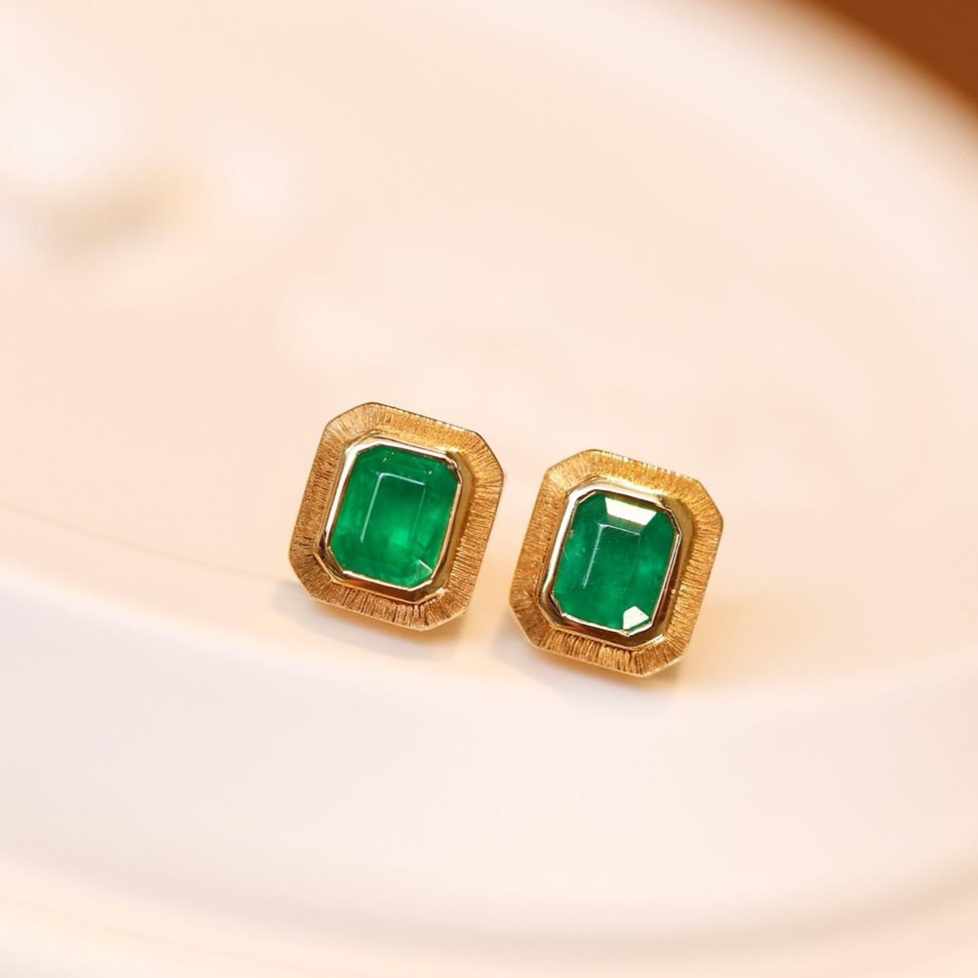 14k Gold 0.87 Ct Natural Emerald Earrings: Ref:231190221 // gold content:14k gold // main gemstone:emerald // shape:octagonal // carat weight:0. 87ct // color:green // treatment:natural // Condition: New Low Estimate: 3500.00 High Estimate: