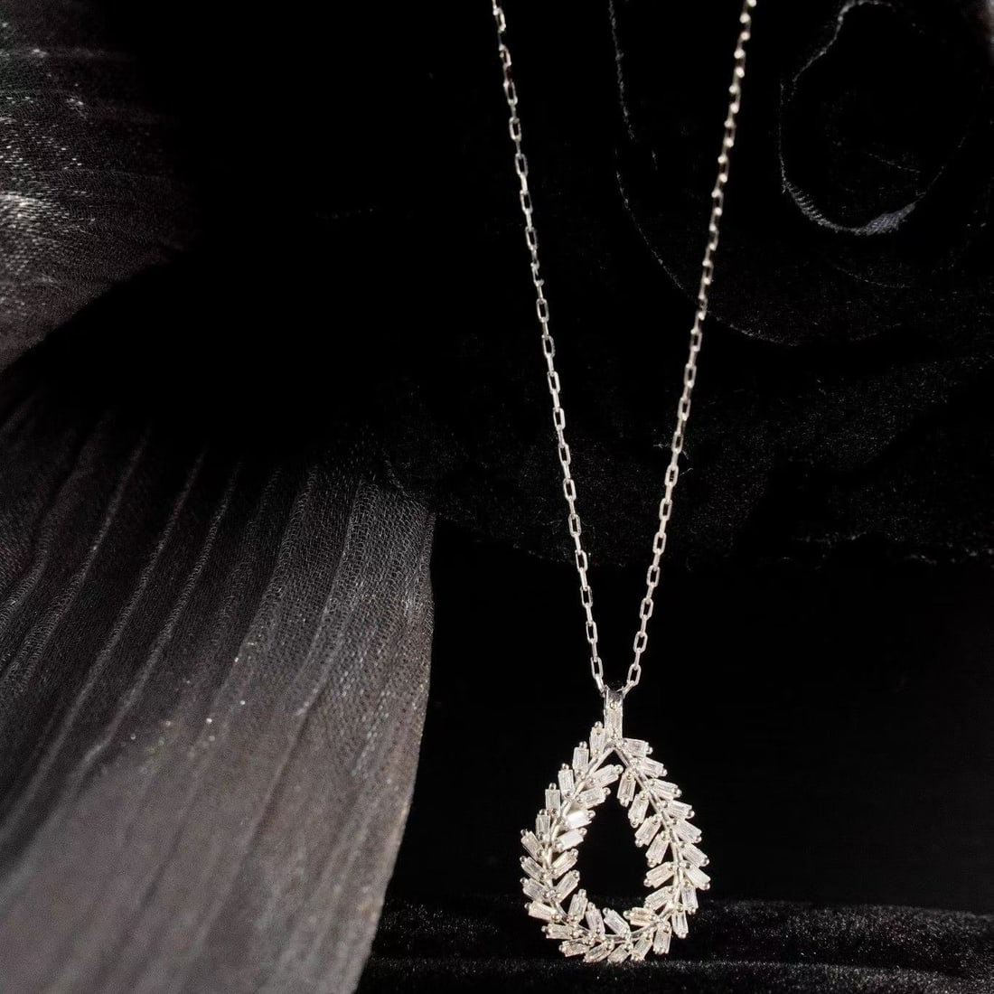 14k Gold 0.35 Ct Natural H Diamond Pendant( Without Chain ): Ref:231190228 // gold content:14k gold // main gemstone:diamond // shape:baguette // carat weight:0. 35ct // clarity grade:vs-si // color:h // treatment:natural // Condition: New Low Estimate: