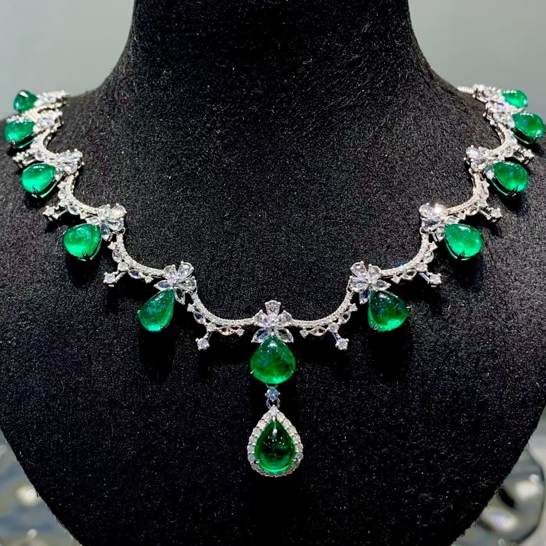 14k Gold 10.02 Ct Natural Emerald & Diamond & Sapphire Necklace: Ref:231190231 // gold content:14k gold // main gemstone:emerald // shape:pear // carat weight:10. 02ct // color:green // treatment:natural // // adjacent gemstone 2 : diamond // shape:round //