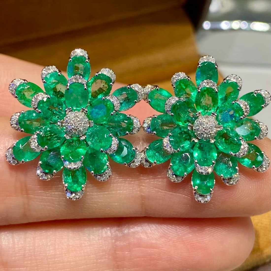 14k Gold 8 Ct Natural Emerald & Diamond & Flowers Earrings: Ref:231190235 // gold content:14k gold // main gemstone:emerald // shape:oval // carat weight:8ct // color:green // treatment:natural // // adjacent gemstone 2 : diamond // shape:round // clarity