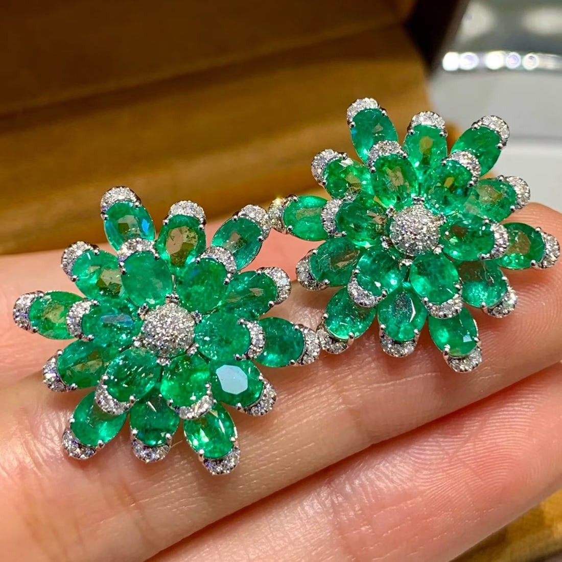 14k Gold 8 Ct Natural Emerald & Diamond & Flowers Earrings - 5