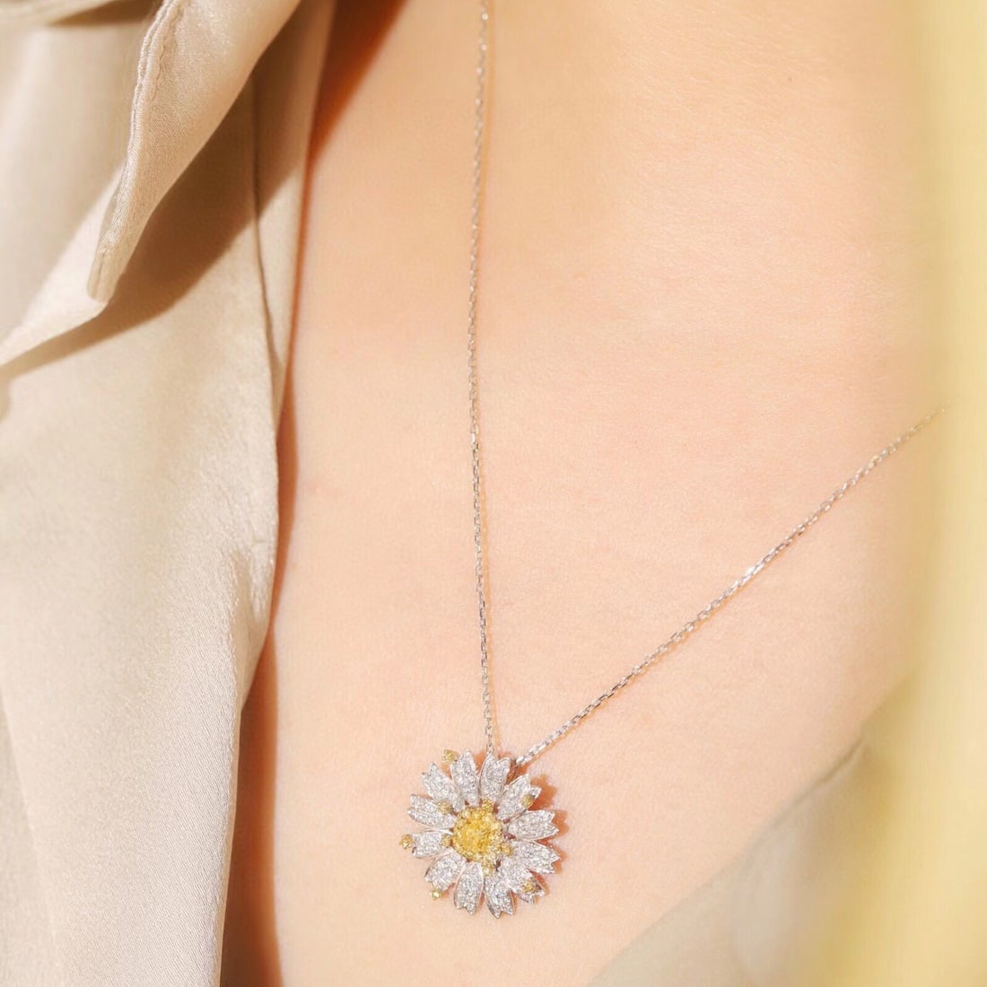 14k Gold 0.70 Ct Natural Color Diamond & Flowers Necklace - 2