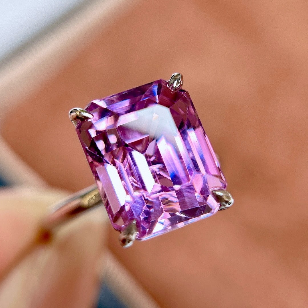 14k Gold 8.15 Ct Natural Kunzite Pendant( Without Chain ): Ref:231190249 // gold content:14k gold // main gemstone:kunzite // shape:octagonal // carat weight:8. 15ct // color:pinkish purple // treatment:natural // Condition: New Low Estimate: 2900.00 High Est