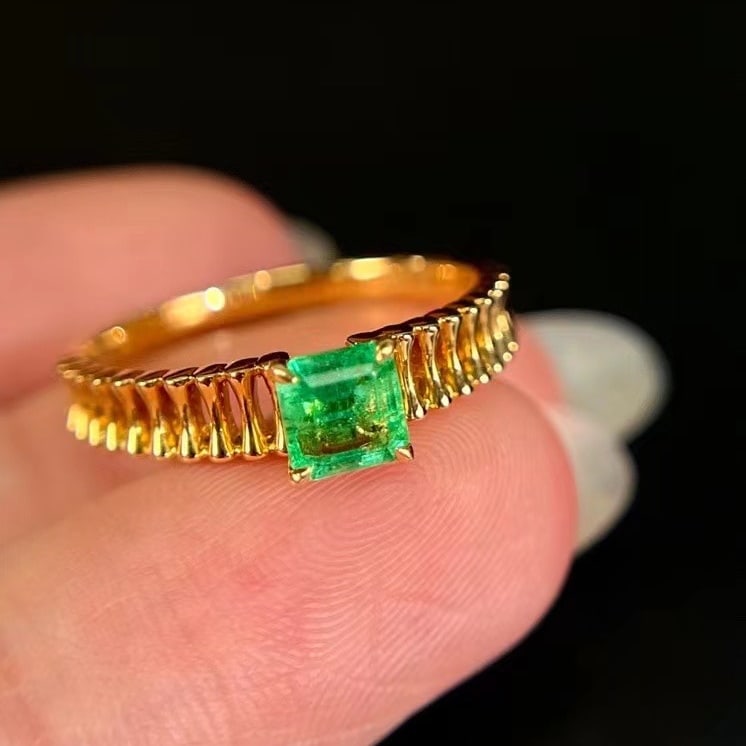 14k Gold 0.40 Ct Vivid Green Natural Emerald Ring - 2