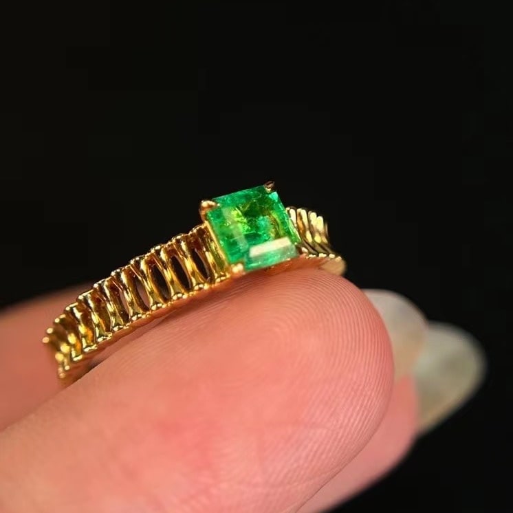14k Gold 0.40 Ct Vivid Green Natural Emerald Ring - 3
