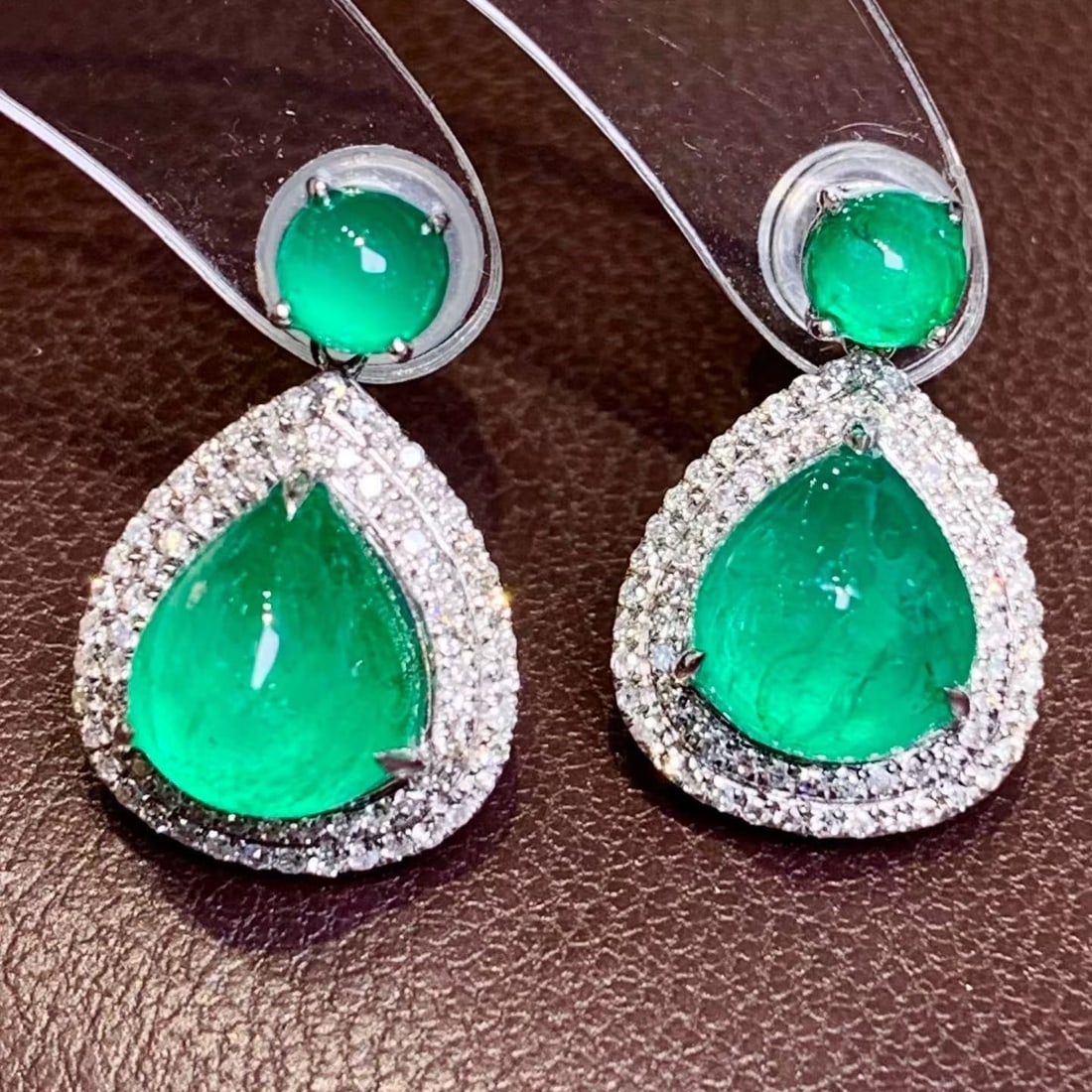 14k Gold 4.7 Ct Natural Emerald & Diamond Earrings: Ref:231190312 // gold content:14k gold // main gemstone:emerald // shape:pear // carat weight:4. 7ct // color:green // treatment:natural // // adjacent gemstone 2 : diamond // shape:round // clarity