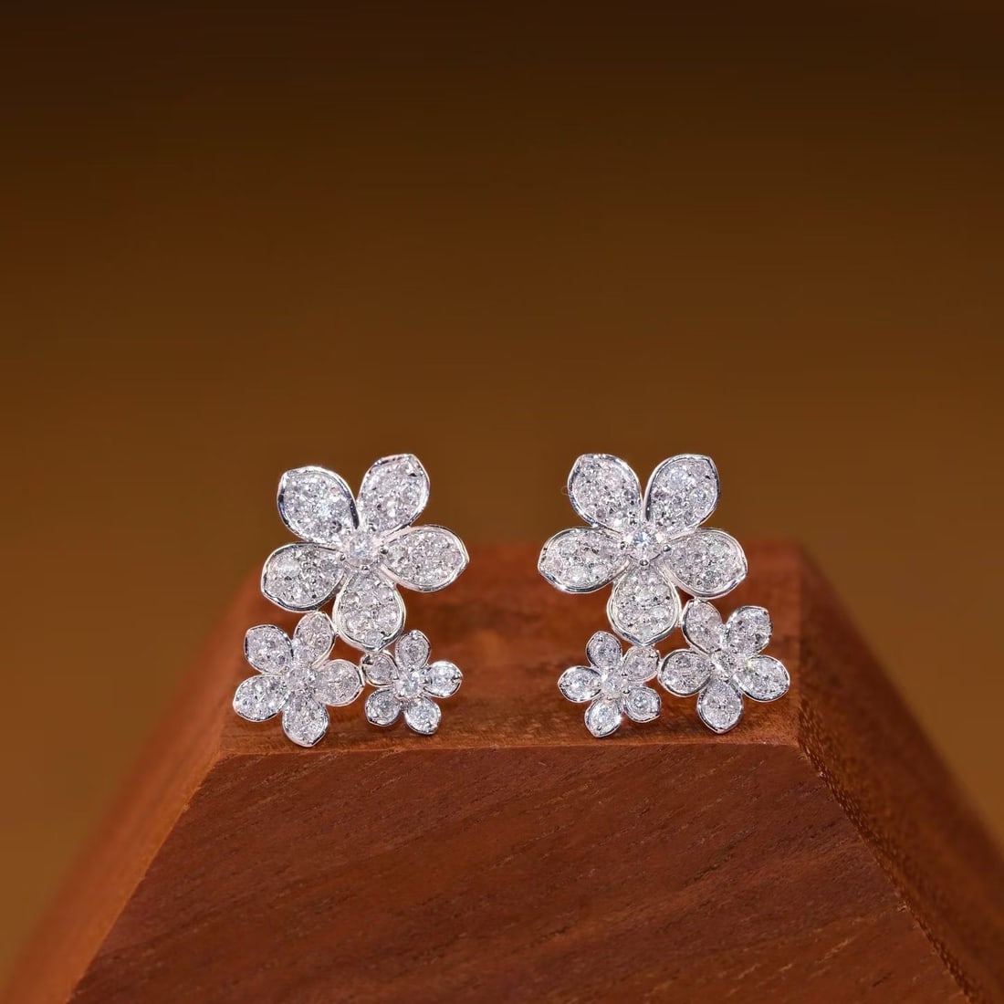 14k Gold 0.44 Ct Natural H Diamond & Flowers Earrings: Ref:231190330 // gold content:14k gold // main gemstone:diamond // shape:round // carat weight:0. 44ct // clarity grade:vs-si // color:h // treatment:natural // cut grade:g // Condition: New Low Estim
