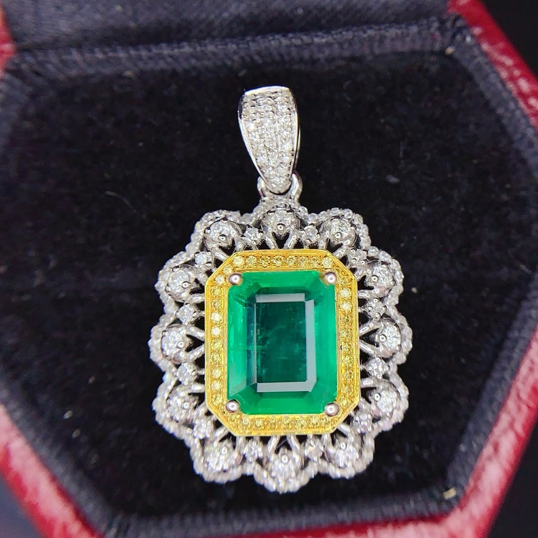 14k Gold 2.26 Ct Natural Emerald & Diamond Pendant( Without Chain ): Ref:231190355 // gold content:14k gold // main gemstone:emerald // shape:octagonal // carat weight:2. 26ct // color:green // treatment:natural // // adjacent gemstone 2 : diamond // shape:round //