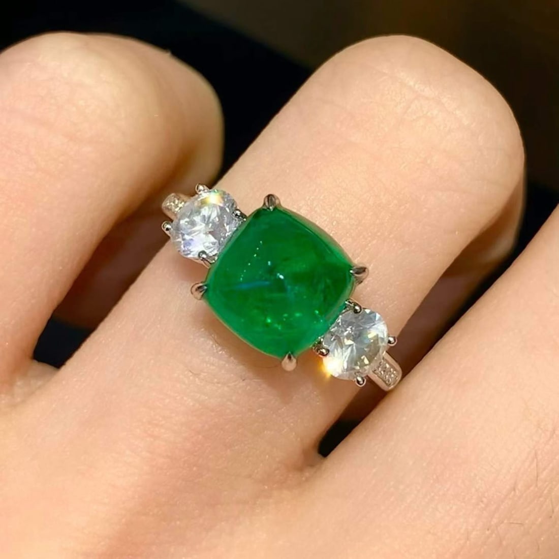 14k Gold 3.3 Ct Natural Emerald & Diamond Ring: Ref:231190356 // gold content:14k gold // ring size:7. 25us // // main gemstone:emerald // shape:sugar-loaf // carat weight:3. 3ct // color:green // treatment:natural // // adjacent gemstone 2 :