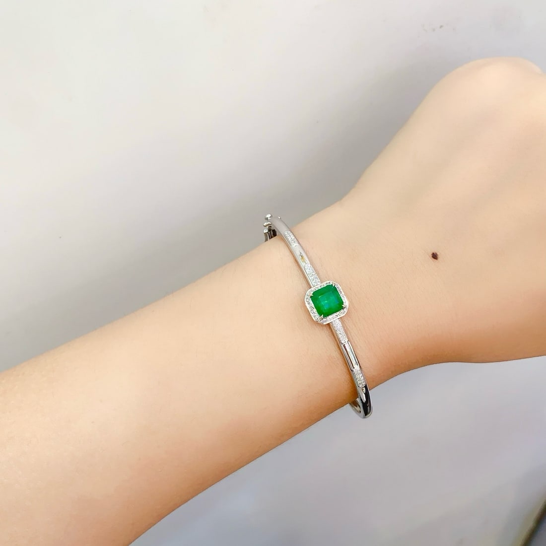 14k Gold 2.5 Ct Vivid Green Natural Emerald & Diamond Bangle - 6