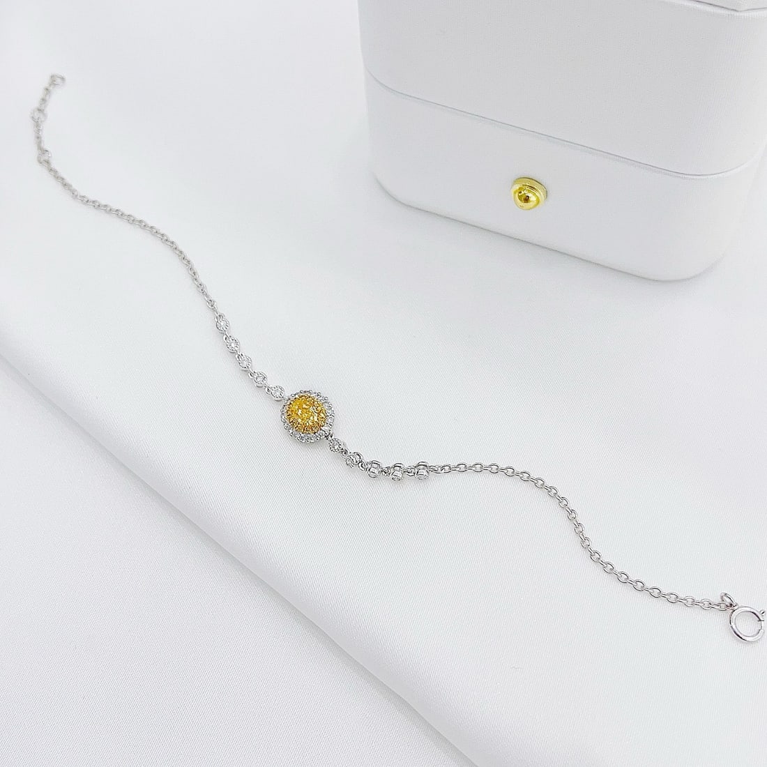 14k Gold 0.66 Ctw Natural Yellow Diamond & Diamond Bracelet: Ref:231190370 // gold content:14k gold // main gemstone:yellow diamond // shape:oval // carat weight:0. 33ct // color:yellow // treatment:natural // // adjacent gemstone 2 : diamond // shape:round // 