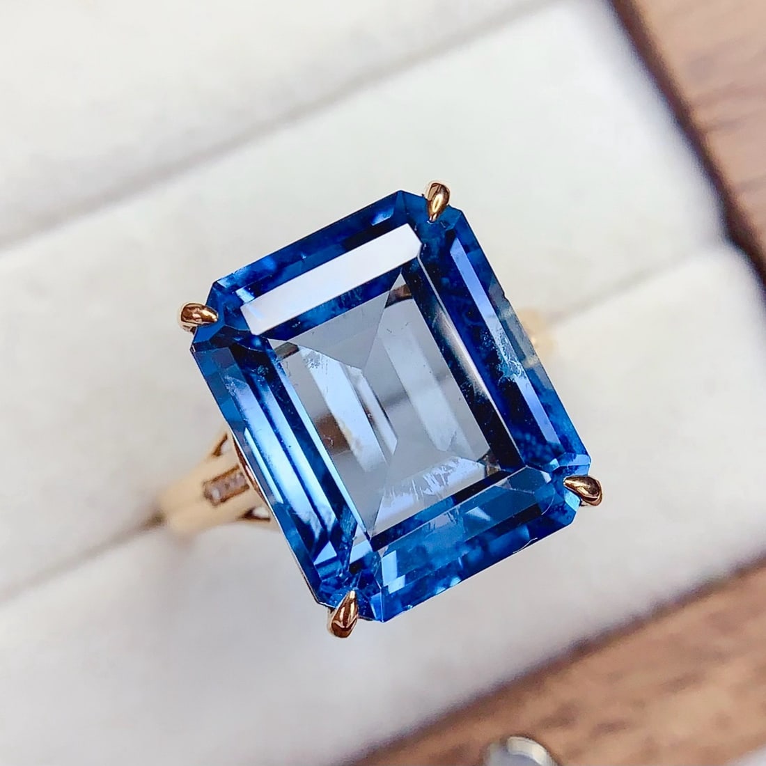 14k Gold 10.9 Ct Natural Topaz & Diamond Ring: Ref:231190378 // gold content:14k gold // ring size:7. 25us // // main gemstone:topaz // shape:octagonal // carat weight:10. 9ct // color:blue // treatment:natural // // adjacent gemstone 2 : diamond 