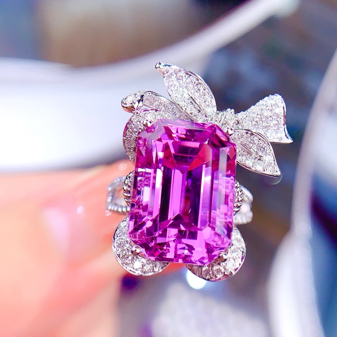 14k Gold 15.07 Ctw Natural Kunzite & Diamond Ring: Ref:231190383 // gold content:14k gold // ring size:7. 25us // // main gemstone:kunzite // shape:octagonal // carat weight:14. 5ct // color:pinkish purple // treatment:natural // // adjacent gemstone 