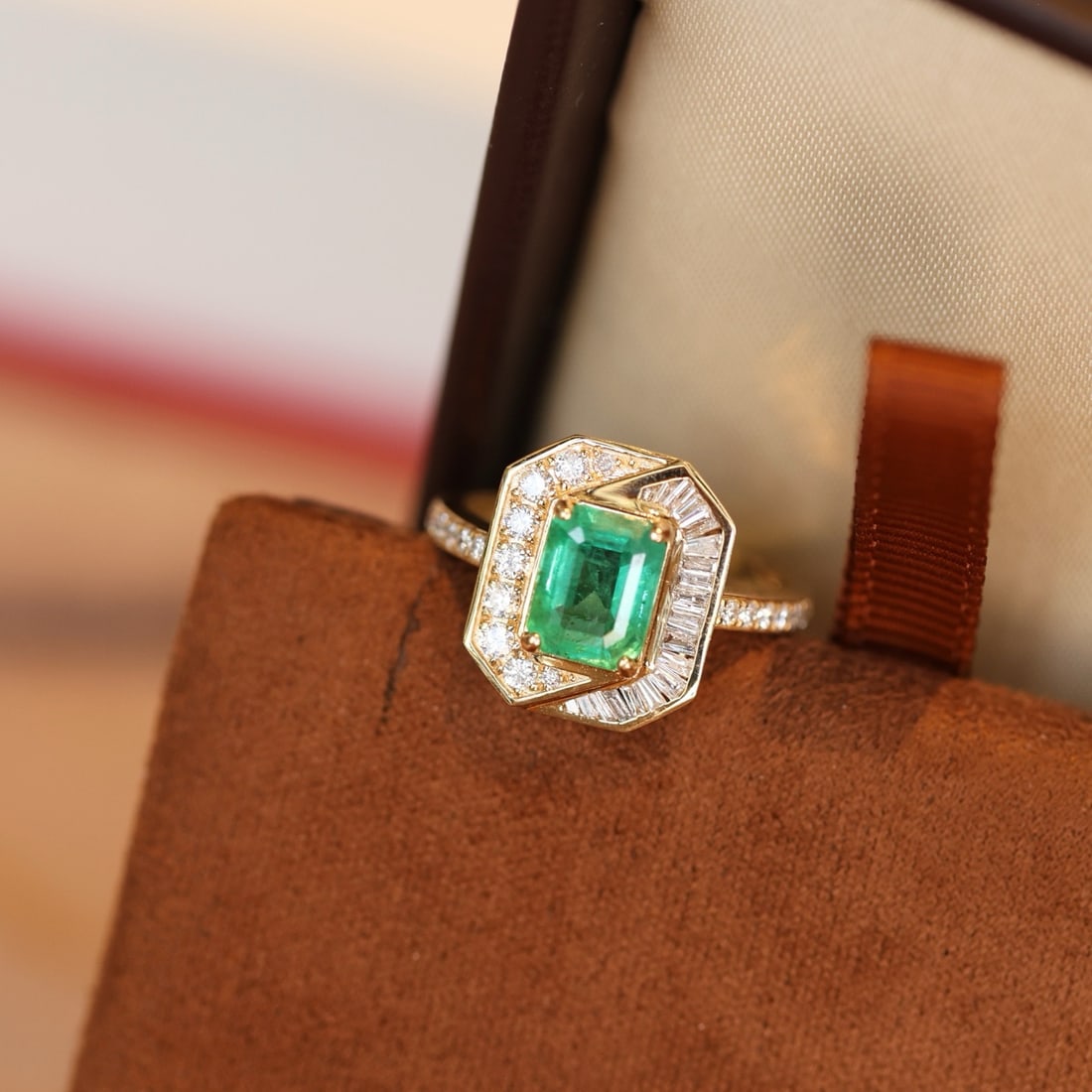 14k Gold 0.85 Ctw Natural Emerald & Diamond Ring - 4