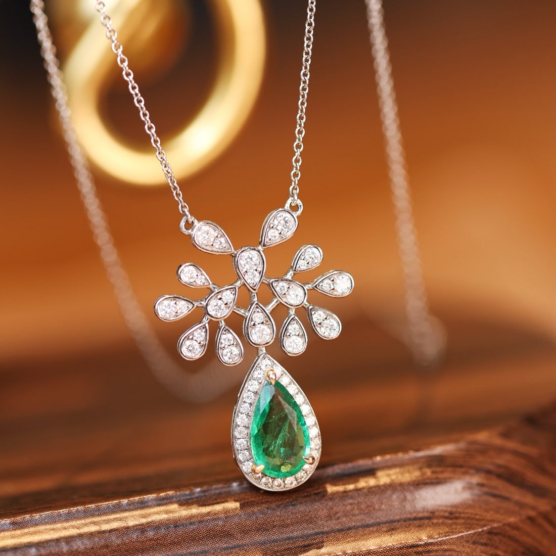 14k Gold 2.01 Ctw Natural Emerald & Diamond Necklace: Ref:231190409 // gold content:14k gold // main gemstone:emerald // shape:pear // carat weight:1. 29ct // color:green // treatment:natural // // adjacent gemstone 2 : diamond // shape:round // carat