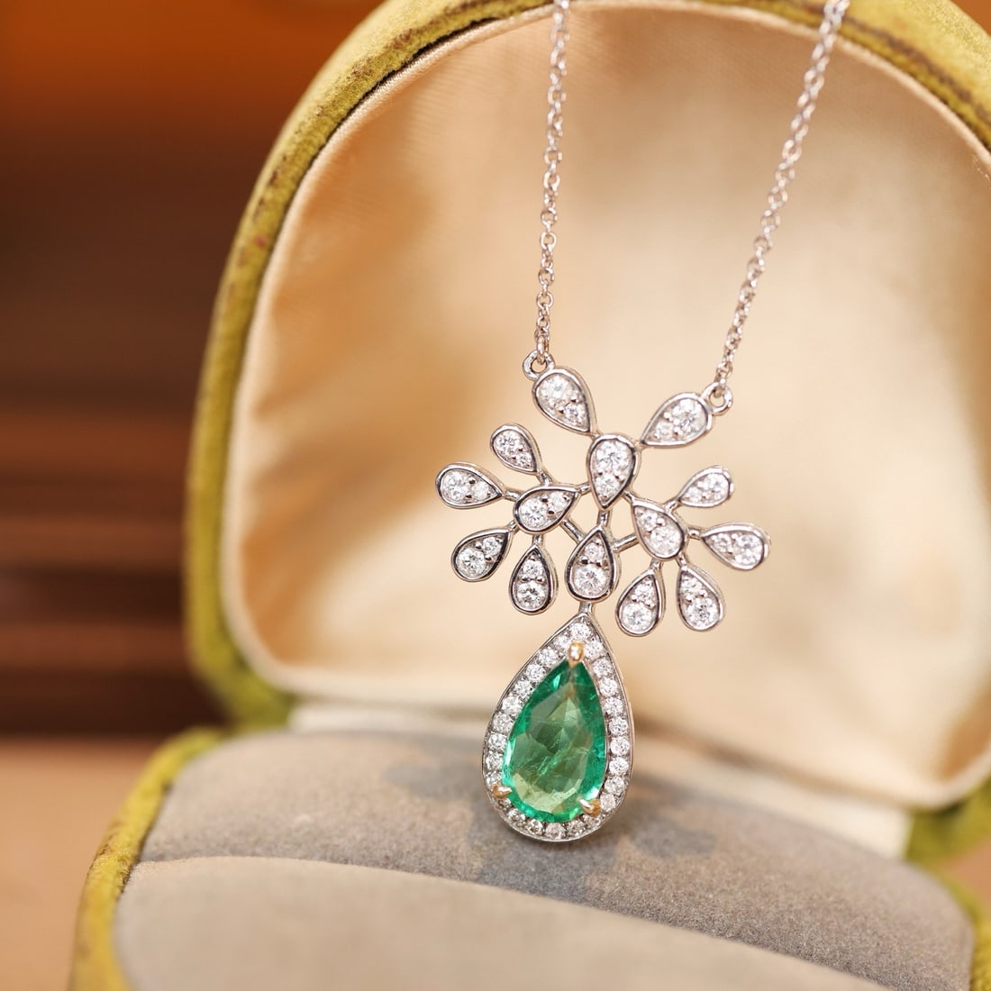 14k Gold 2.01 Ctw Natural Emerald & Diamond Necklace - 3