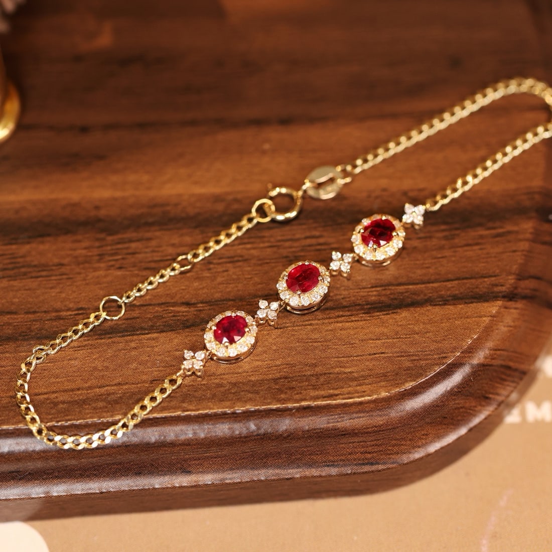 14k Gold 1.33 Ctw Vivid Red Natural Ruby & Diamond Bracelet: Ref:231190412 // gold content:14k gold // main gemstone:ruby // shape:oval // carat weight:0. 98ct // color:vivid red // treatment:natural // // adjacent gemstone 2 : diamond // shape:round // carat w