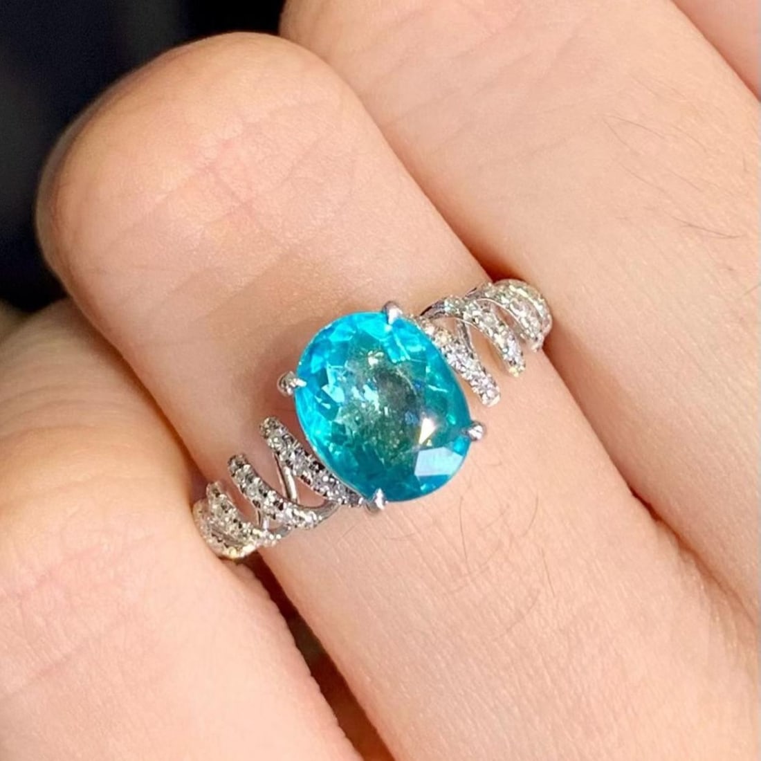 14k Gold 1.6 Ct Natural Paraiba Tourmaline & Diamond Ring: Ref:231190436 // gold content:14k gold // ring size:7. 25us // // main gemstone:paraiba tourmaline // shape:oval // carat weight:1. 6ct // color:blue // treatment:natural // // adjacent gemstone 2 :