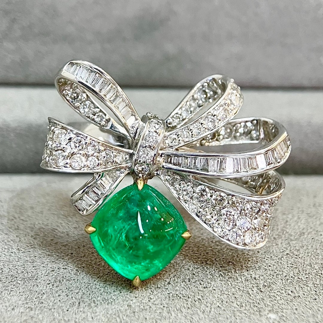 14k Gold 3.56 Ctw Vivid Green Natural Emerald & Diamond Ring: Ref:231108029 // gold content:14k gold // ring size:7. 25us // // main gemstone:emerald // shape:sugar-loaf // carat weight:2. 56ct // color:vivid green // treatment:natural // // adjacent gemstone 2