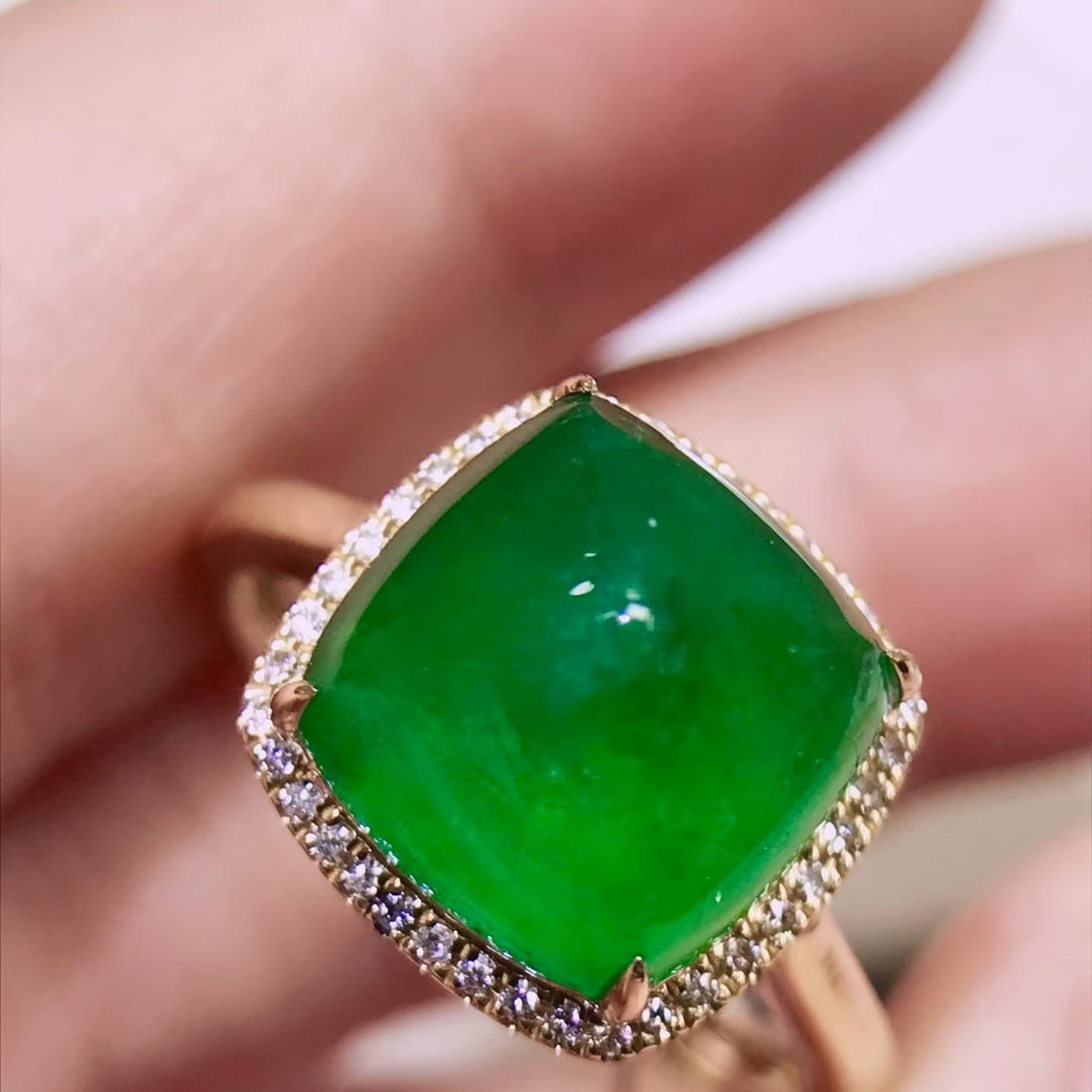 14k Gold 5.1 Ct Vivid Green Natural Emerald & Diamond Ring: Ref:231108116 // gold content:14k gold // ring size:7. 25us // // main gemstone:emerald // shape:sugar-loaf // carat weight:5. 1ct // color:vivid green // treatment:natural // // adjacent gemstone 2