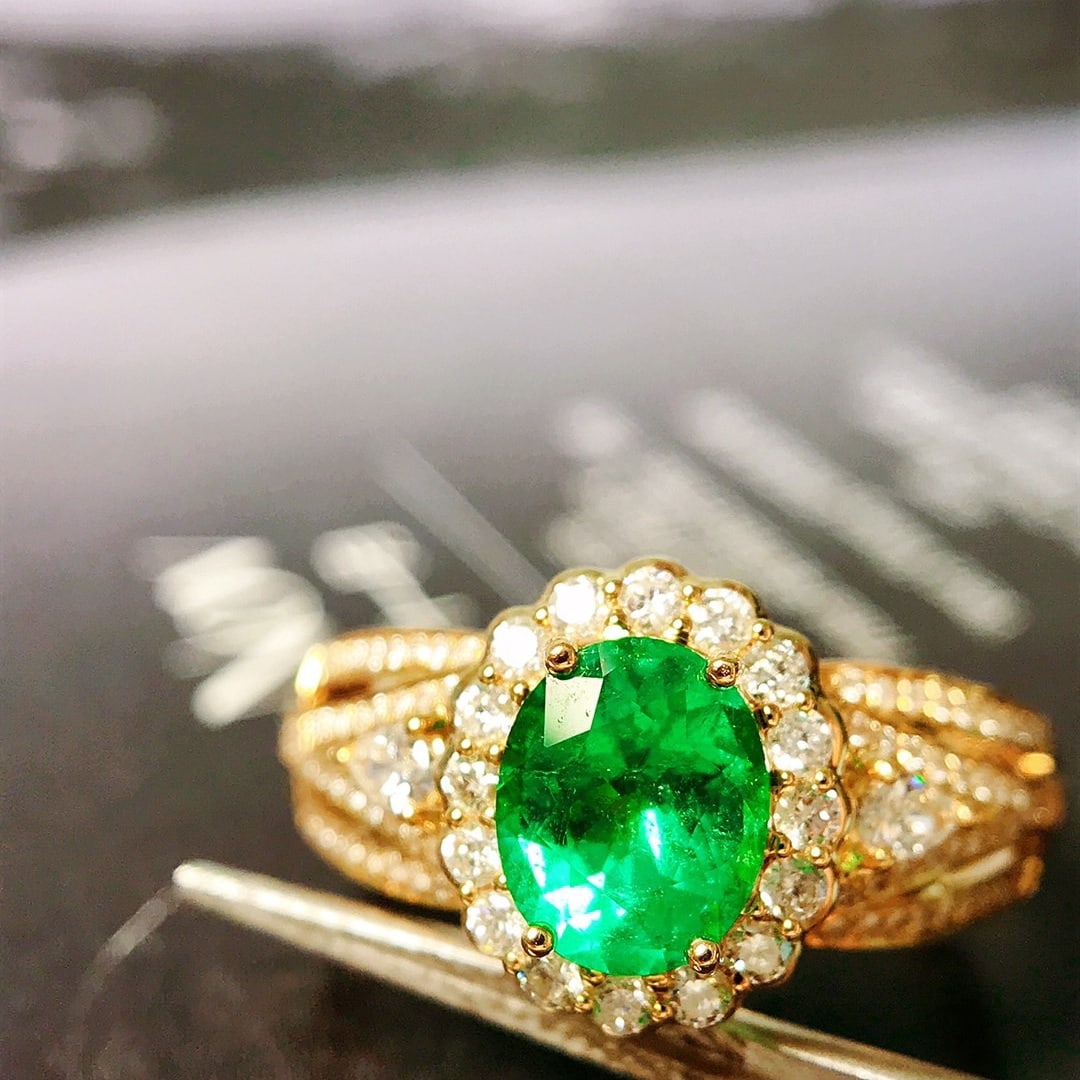 14k Gold 1.20 Ctw Vivid Green Natural Emerald & Diamond Ring: Ref:231108162 // gold content:14k gold // ring size:7. 25us // // main gemstone:emerald // shape:oval // carat weight:0. 82ct // color:vivid green // treatment:natural // // adjacent gemstone 2 : diam