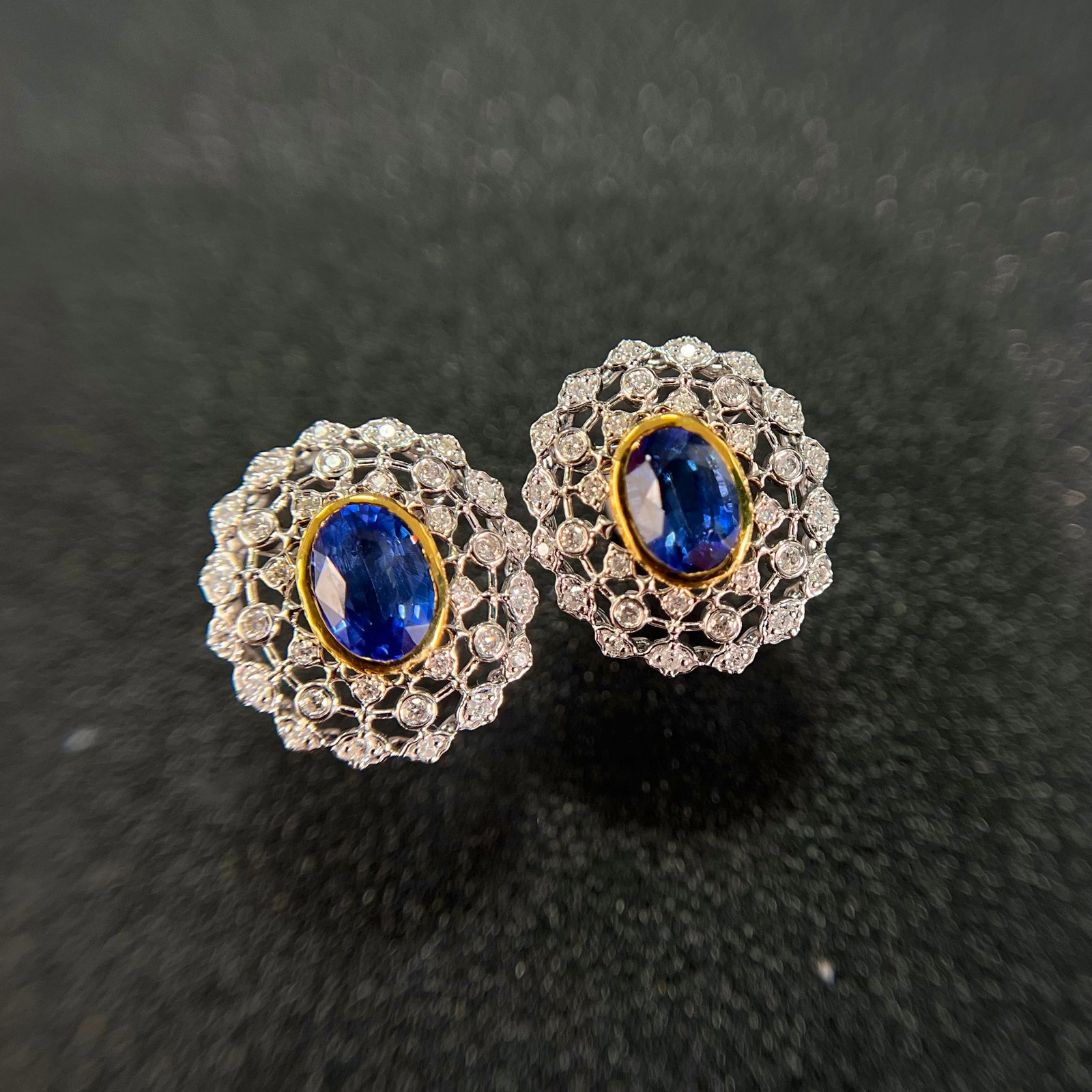 14k Gold 1.95 Ct Natural Sapphire & Diamond Earrings: Ref:231108119 // gold content:14k gold // main gemstone:sapphire // shape:oval // carat weight:1. 95ct // color:blue // treatment:natural // // adjacent gemstone 2 : diamond // shape:round // clarity