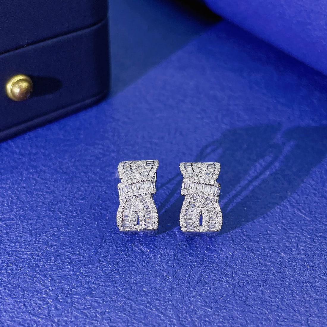 14k Gold 0.65 Ctw Natural H Diamond Earrings: Ref:231108181 // gold content:14k gold // main gemstone:diamond // shape:baguette // carat weight:0. 29ct // clarity grade:vs-si // color:h // treatment:natural // // adjacent gemstone 2 : diamond // 
