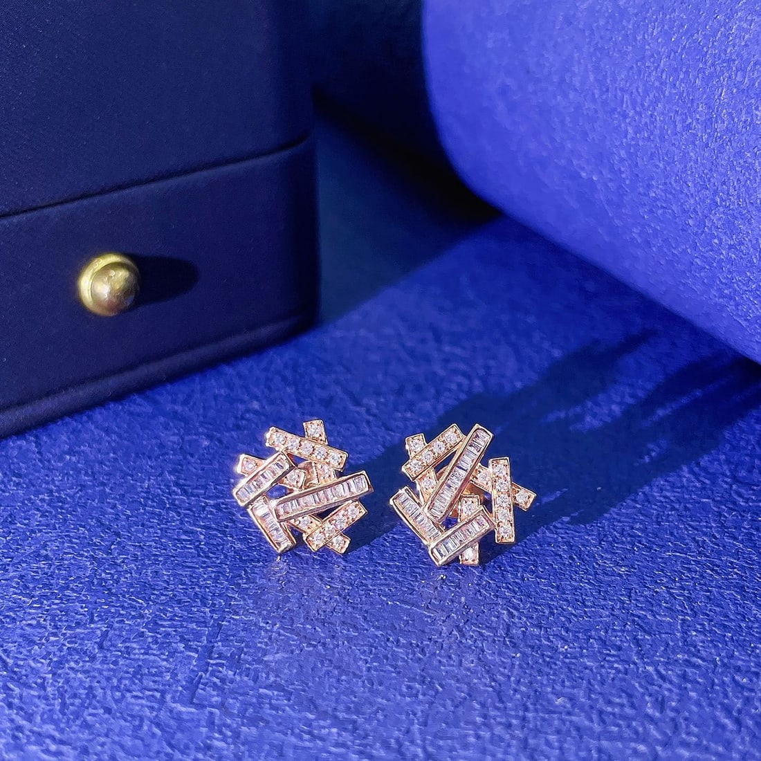 14k Gold 0.34 Ctw Natural H Diamond Earrings: Ref:231108324 // gold content:14k gold // main gemstone:diamond // shape:baguette // carat weight:0. 20ct // clarity grade:vs-si // color:h // treatment:natural // // adjacent gemstone 2 : diamond //