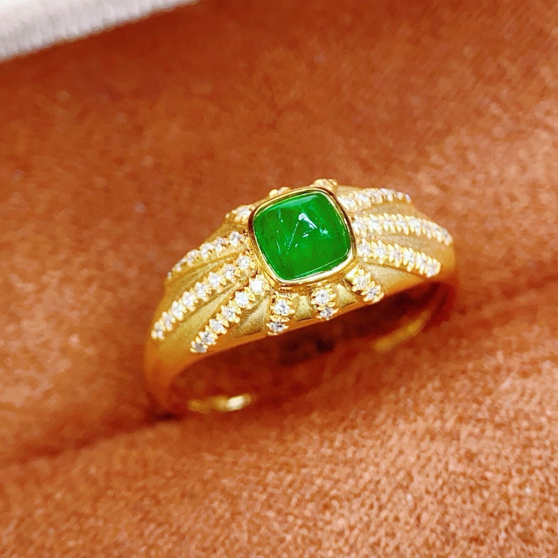 14k Gold 0.65 Ct Vivid Green Natural Emerald & Diamond Ring: Ref:231108340 // gold content:14k gold // ring size:7. 25us // // main gemstone:emerald // shape:sugar-loaf // carat weight:0. 65ct // color:vivid green // treatment:natural // // adjacent gemstone 2 
