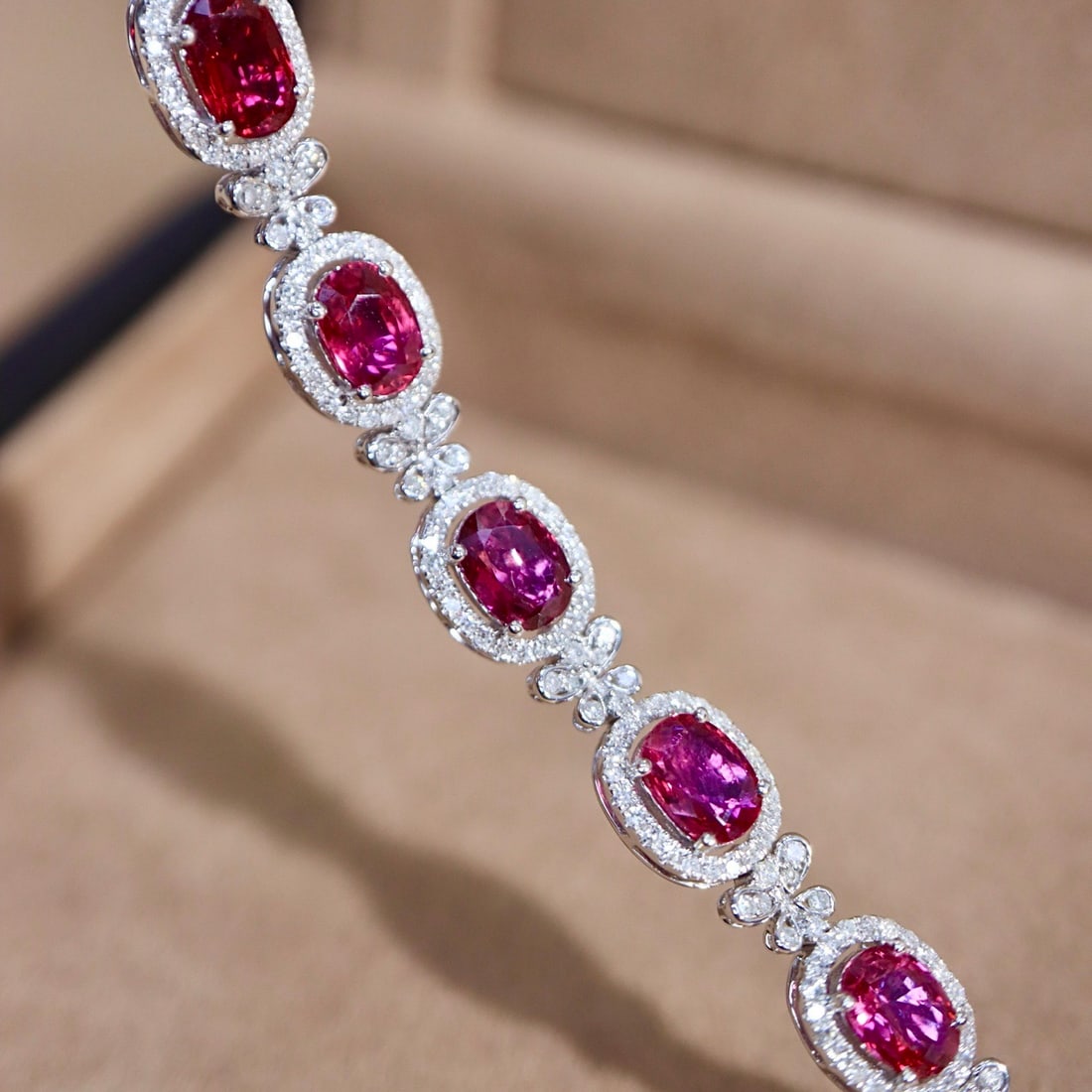 14k Gold 5.94 Ctw Natural Ruby & Diamond Bracelet: Ref:231108305 // gold content:14k gold // main gemstone:ruby // shape:oval // carat weight:5. 2ct // color:red // treatment:natural // // adjacent gemstone 2 : diamond // shape:round // carat