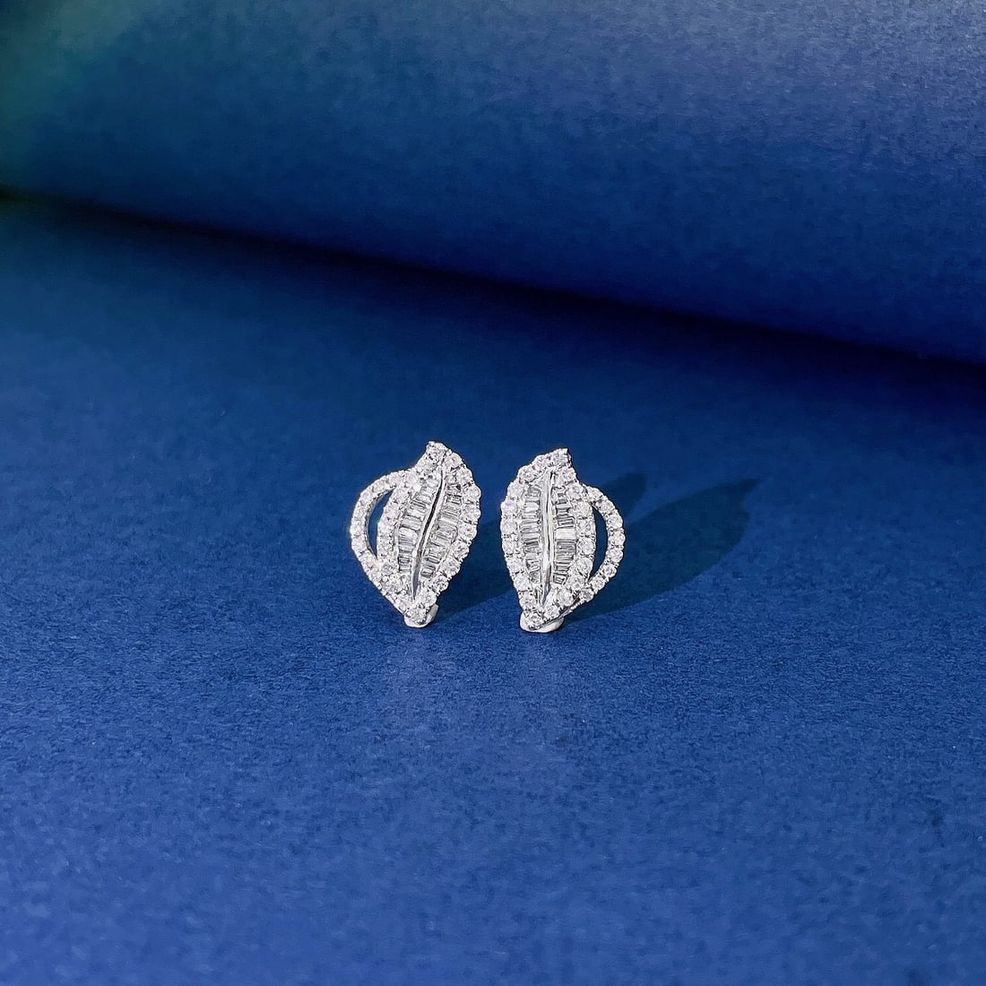 14k Gold 0.36 Ctw Natural H Diamond Earrings: Ref:231108357 // gold content:14k gold // main gemstone:diamond // shape:baguette // carat weight:0. 08ct // clarity grade:vs-si // color:h // treatment:natural // // adjacent gemstone 2 : diamond // 