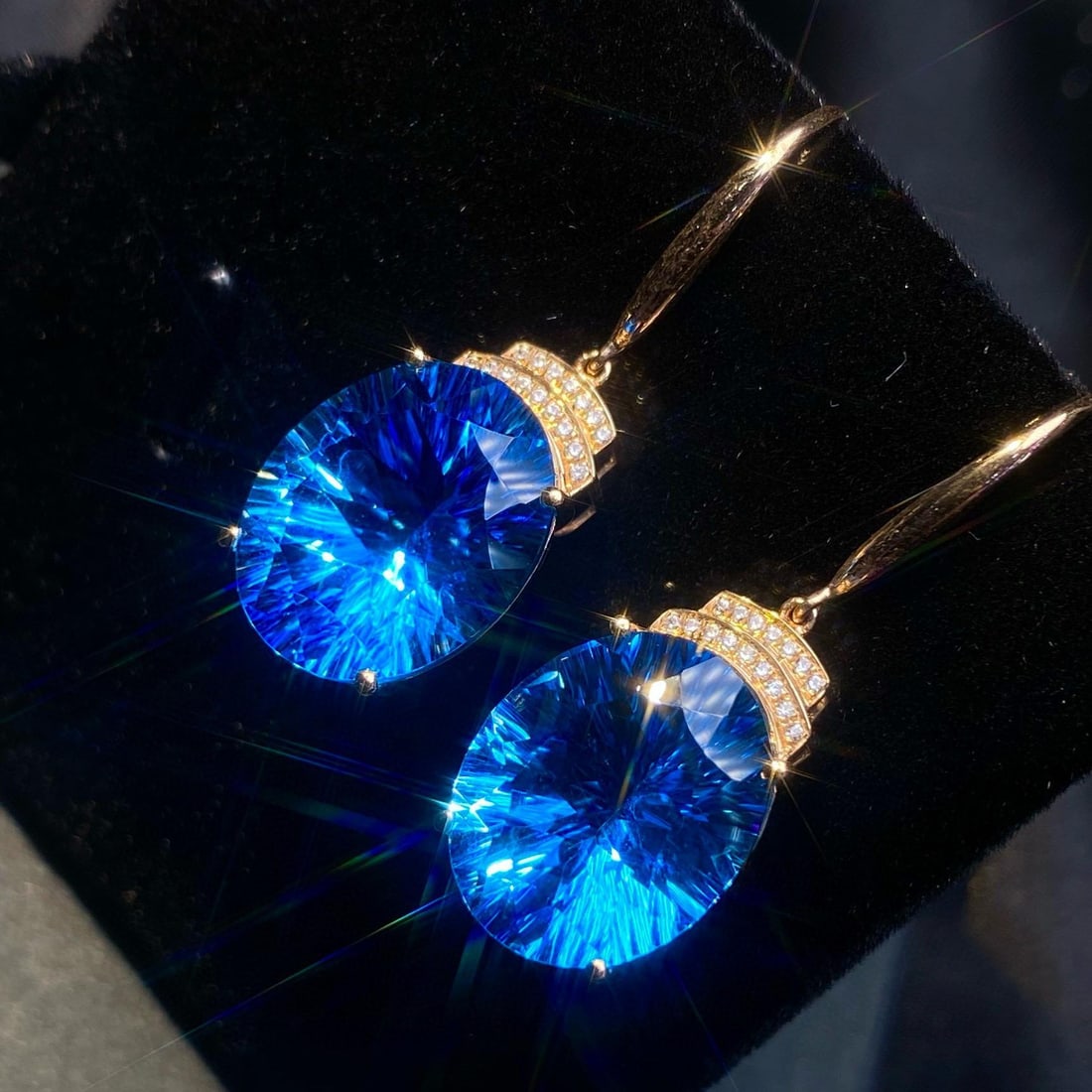 14k Gold 21.81 Ct Natural Topaz & Diamond Earrings: Ref:231191015 // gold content:14k gold // main gemstone:topaz // shape:oval // carat weight:21. 81ct // color:blue // treatment:natural // // adjacent gemstone 2 : diamond // number of stones:32 // sh