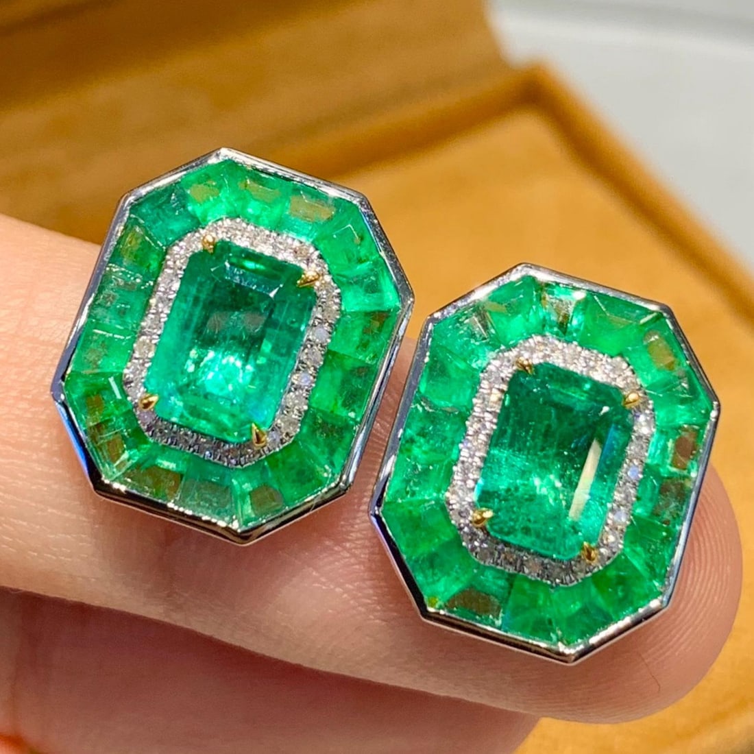 14k Gold 4.5 Ct Natural Emerald & Diamond Earrings - 2