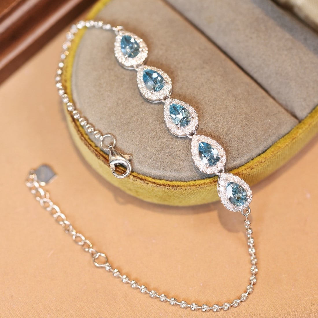 14k Gold 2.65 Ctw Natural Aquamarine & Diamond Bracelet: Ref:231191152 // gold content:14k gold // main gemstone:aquamarine // shape:pear // carat weight:2. 05ct // color:blue // treatment:natural // // adjacent gemstone 2 : diamond // shape:round // carat