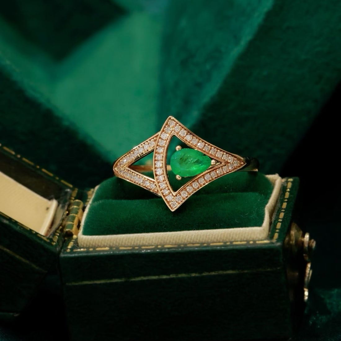 14k Gold 0.62 Ctw Natural Emerald & Diamond Ring: Ref:231191184 // gold content:14k gold // ring size:7. 25us // // main gemstone:emerald // shape:pear // carat weight:0. 44ct // color:green // treatment:natural // // adjacent gemstone 2 : diamond //