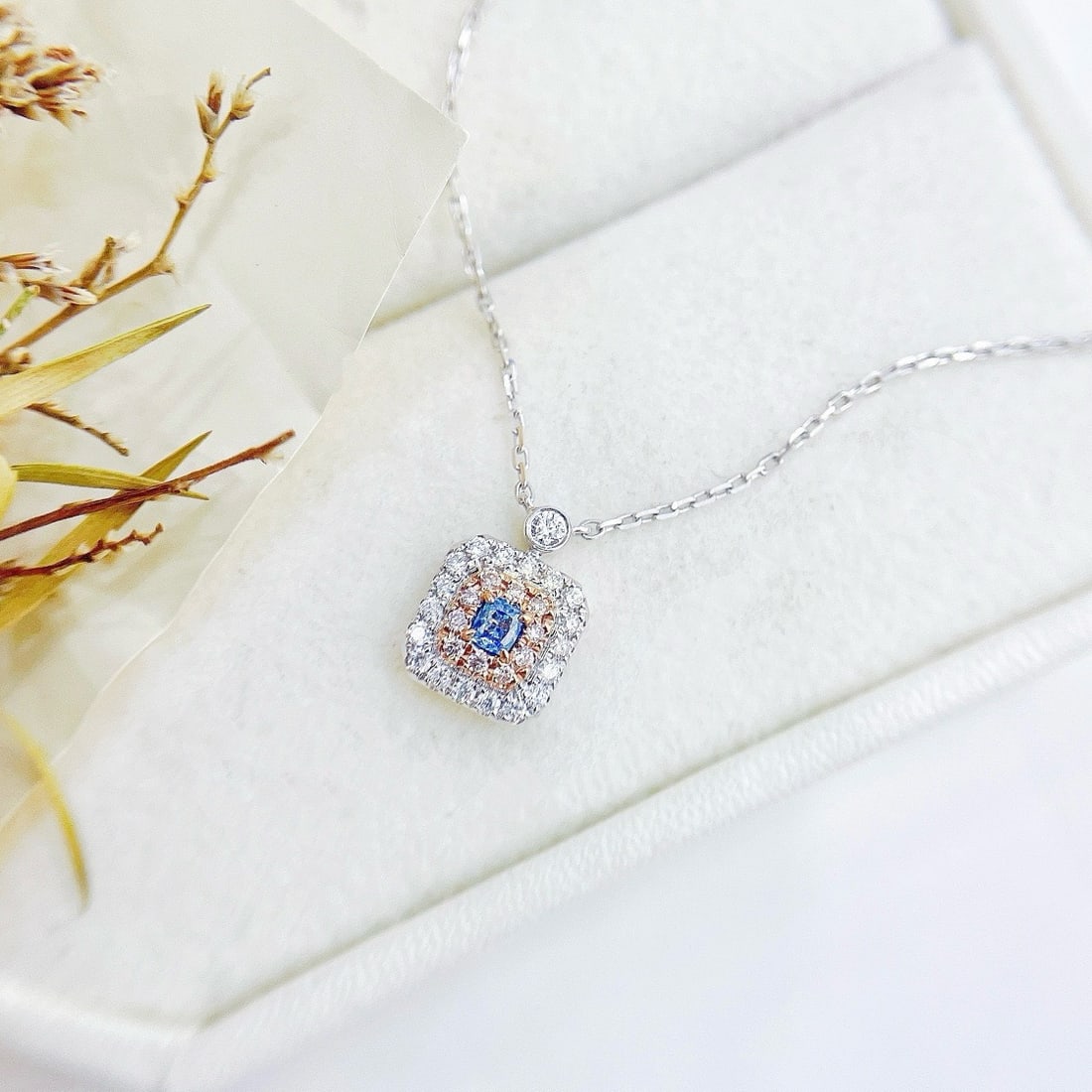 14K GOLD 0.27 CTW NATURAL BLUE DIAMOND & DIAMOND NECKLACE - 3