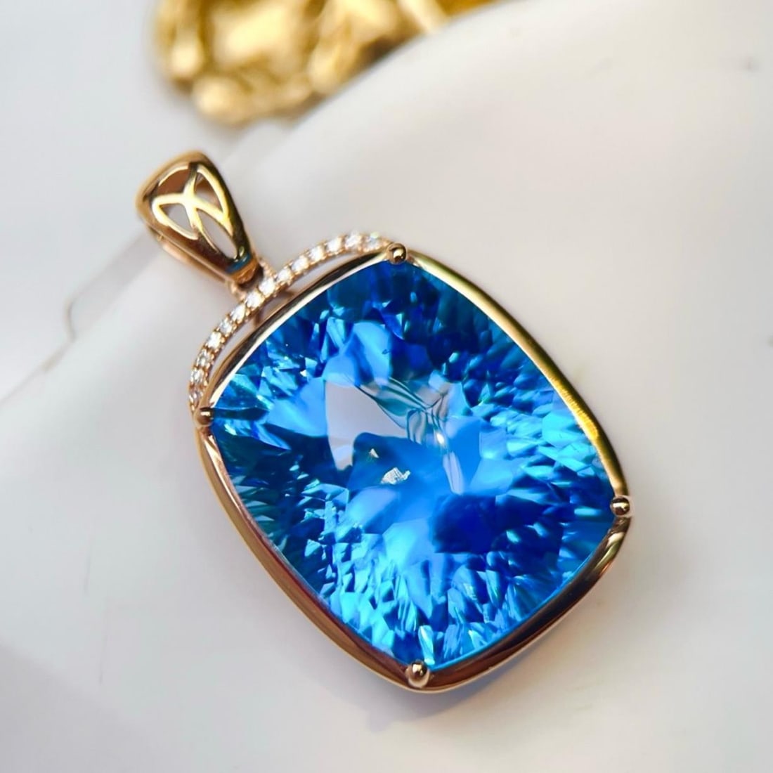 14k Gold 23.04 Ctw Natural Topaz & Diamond Pendant( Without Chain ): Ref:231191194 // gold content:14k gold // main gemstone:topaz // shape:cushion // carat weight:23ct // color:blue // treatment:natural // // adjacent gemstone 2 : diamond // number of stones:14 // sha