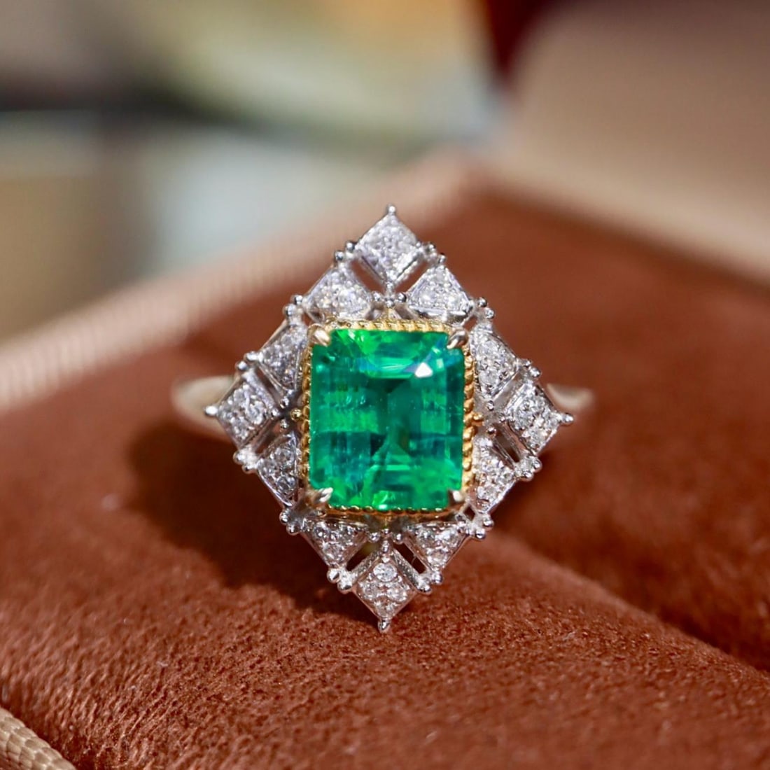 14k Gold 1.66 Ctw Natural Emerald & Diamond Ring: Ref:231192004 // gold content:14k gold // ring size:7. 25us // // main gemstone:emerald // shape:octagonal // carat weight:1. 50ct // color:green // treatment:natural // // adjacent gemstone 2 :