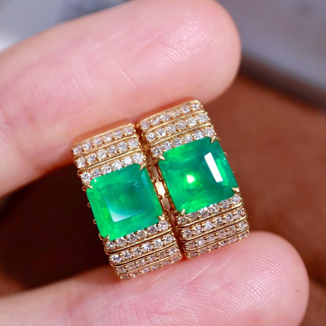14k Gold 2.82 Ctw Natural Emerald & Diamond Earrings: Ref:231192032 // gold content:14k gold // main gemstone:emerald // shape:octagonal // carat weight:2. 32ct // color:green // treatment:natural // // adjacent gemstone 2 : diamond // shape:round //
