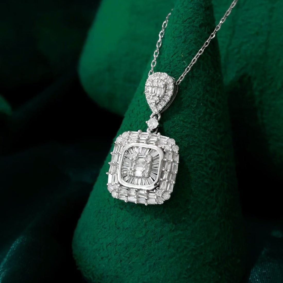14k Gold 0.65 Ct Natural H Diamond Pendant( Without Chain ): Ref:231192085 // gold content:14k gold // main gemstone:diamond // shape:multiple // carat weight:0. 65ct // clarity grade:vs-si // color:h // treatment:natural // Condition: New Low Estimate: