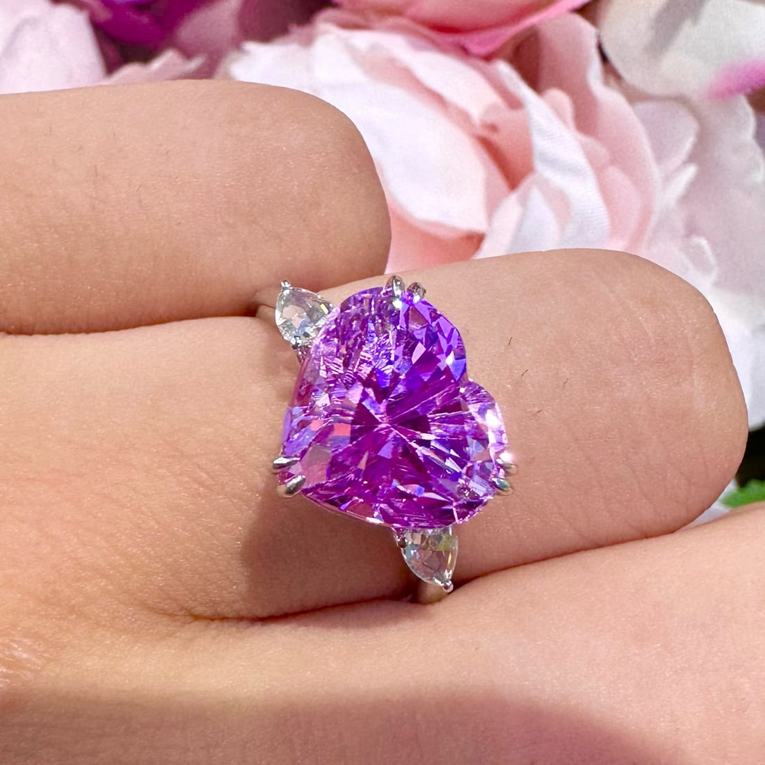 14k Gold 6.08 Ct Natural Kunzite & Diamond Ring: Ref:231192099 // gold content:14k gold // ring size:7. 25us // // main gemstone:kunzite // shape:heart // carat weight:6. 08ct // color:pinkish purple // treatment:natural // // adjacent gemstone 2 : 
