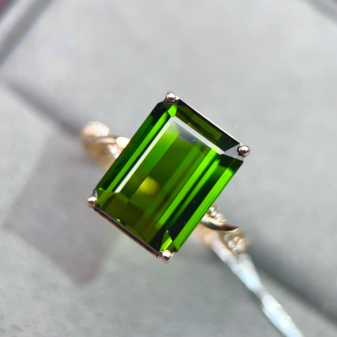14k Gold 5.10 Ctw Natural Tourmaline & Diamond Ring: Ref:231192107 // gold content:14k gold // ring size:7. 25us // // main gemstone:tourmaline // shape:octagonal // carat weight:5. 05ct // color:green // treatment:natural // // adjacent gemstone 2 : di