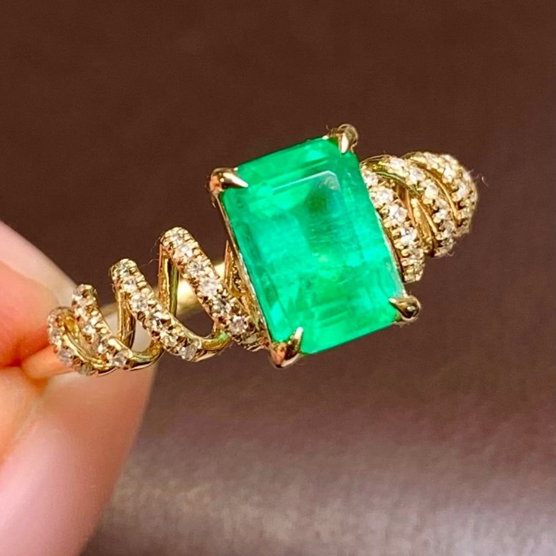 14k Gold 1.5 Ct Natural Emerald & Diamond Ring: Ref:231192118 // gold content:14k gold // ring size:7. 25us // // main gemstone:emerald // shape:octagonal // carat weight:1. 5ct // color:green // treatment:natural // // adjacent gemstone 2 :