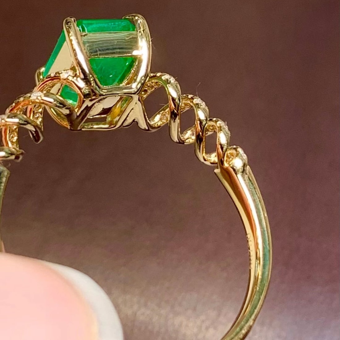 14k Gold 1.5 Ct Natural Emerald & Diamond Ring - 2