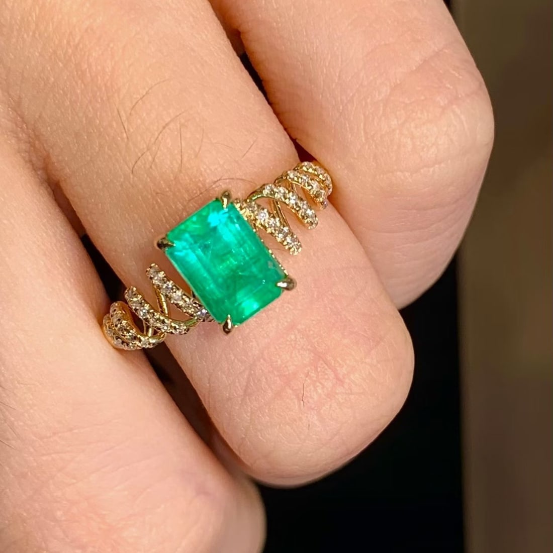 14k Gold 1.5 Ct Natural Emerald & Diamond Ring - 4