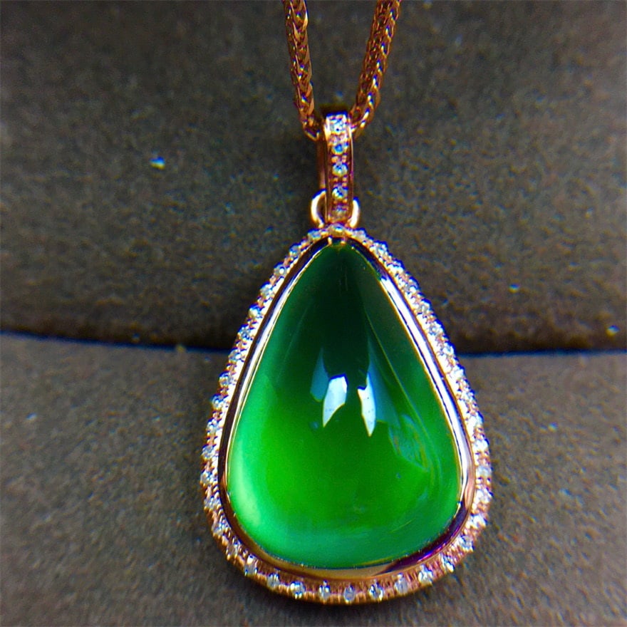 14k Gold 9.6 Ct Natural Prehnite & Diamond Pendant( Without Chain ): Ref:231192192 // gold content:14k gold // main gemstone:prehnite // shape:pear // carat weight:9. 6ct // color:green // treatment:natural // // adjacent gemstone 2 : diamond // shape:round // clarity 