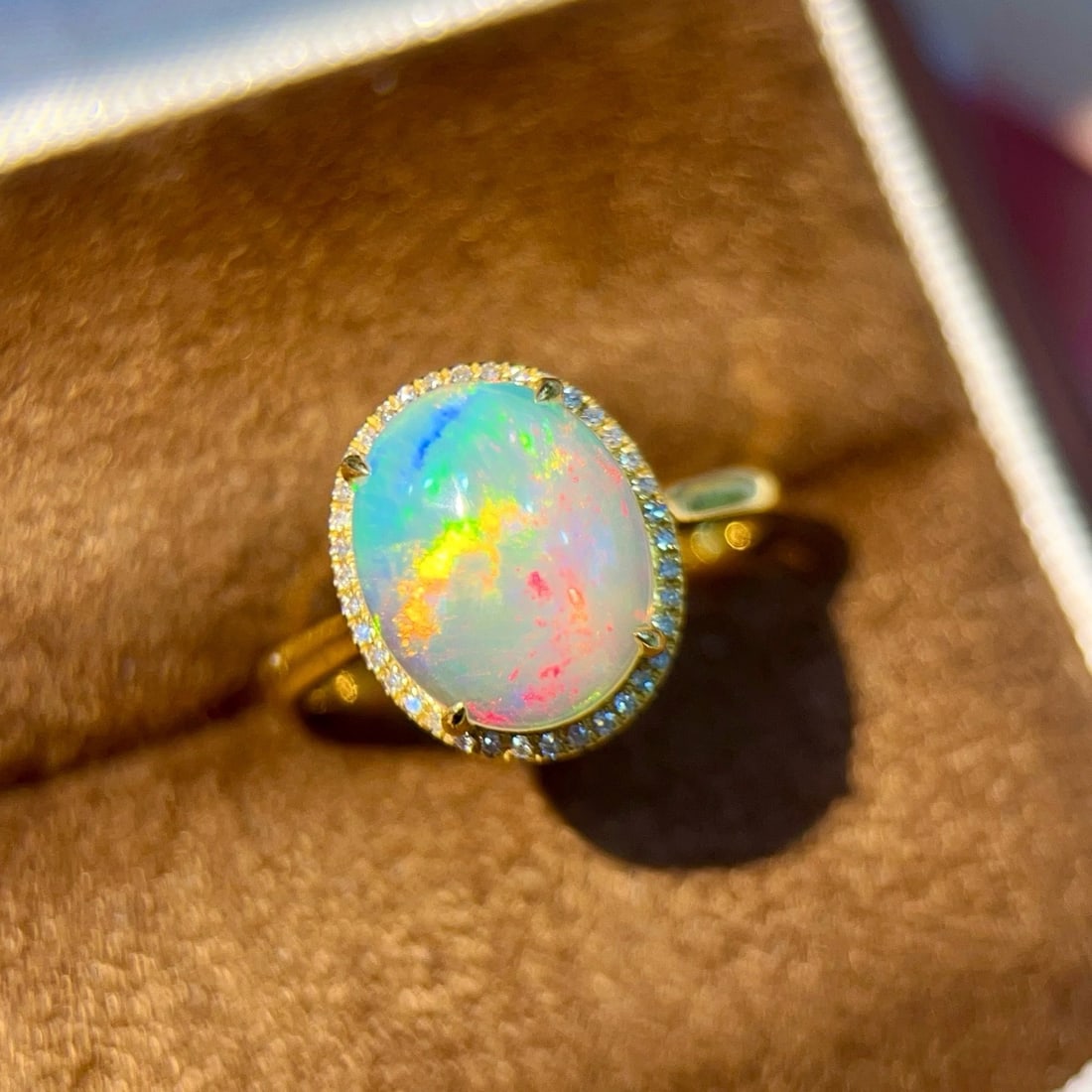 14k Gold 2.21 Ctw Natural Opal & Diamond Ring: Ref:231192213 // gold content:14k gold // ring size:7. 25us // // main gemstone:opal // shape:oval // carat weight:2. 1ct // color:white // treatment:natural // // adjacent gemstone 2 : diamond //
