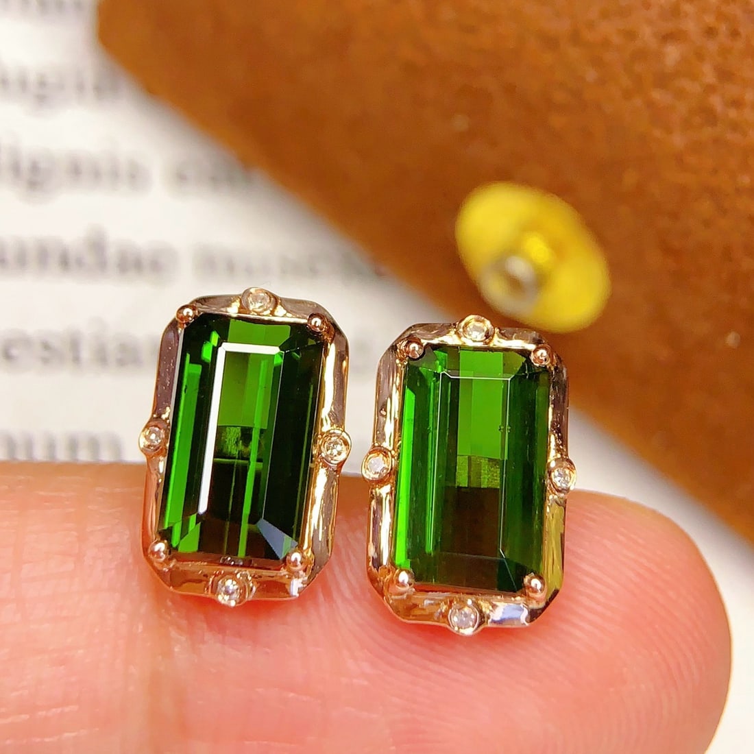 14k Gold 4.62 Ct Natural Tourmaline & Diamond Earrings: Ref:231192292 // gold content:14k gold // main gemstone:tourmaline // shape:octagonal // carat weight:4. 62ct // color:green // treatment:natural // // adjacent gemstone 2 : diamond // number of stone