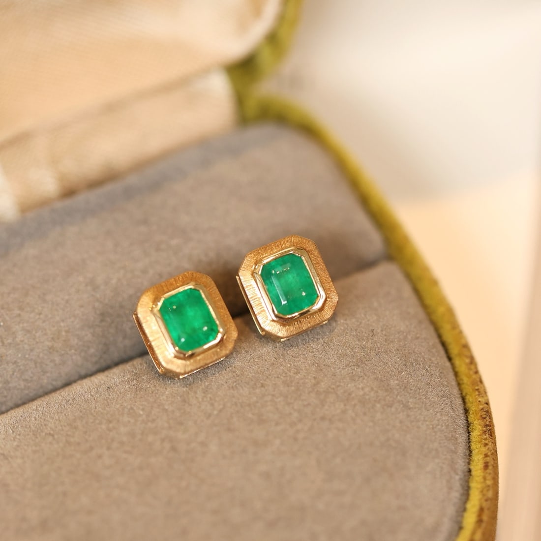 14k Gold 0.87 Ct Natural Emerald Earrings - 4